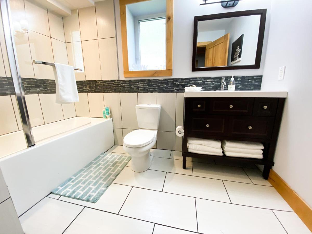 Journey'S End - 2 Bed 1 Bath Suite Golden Bagian luar foto